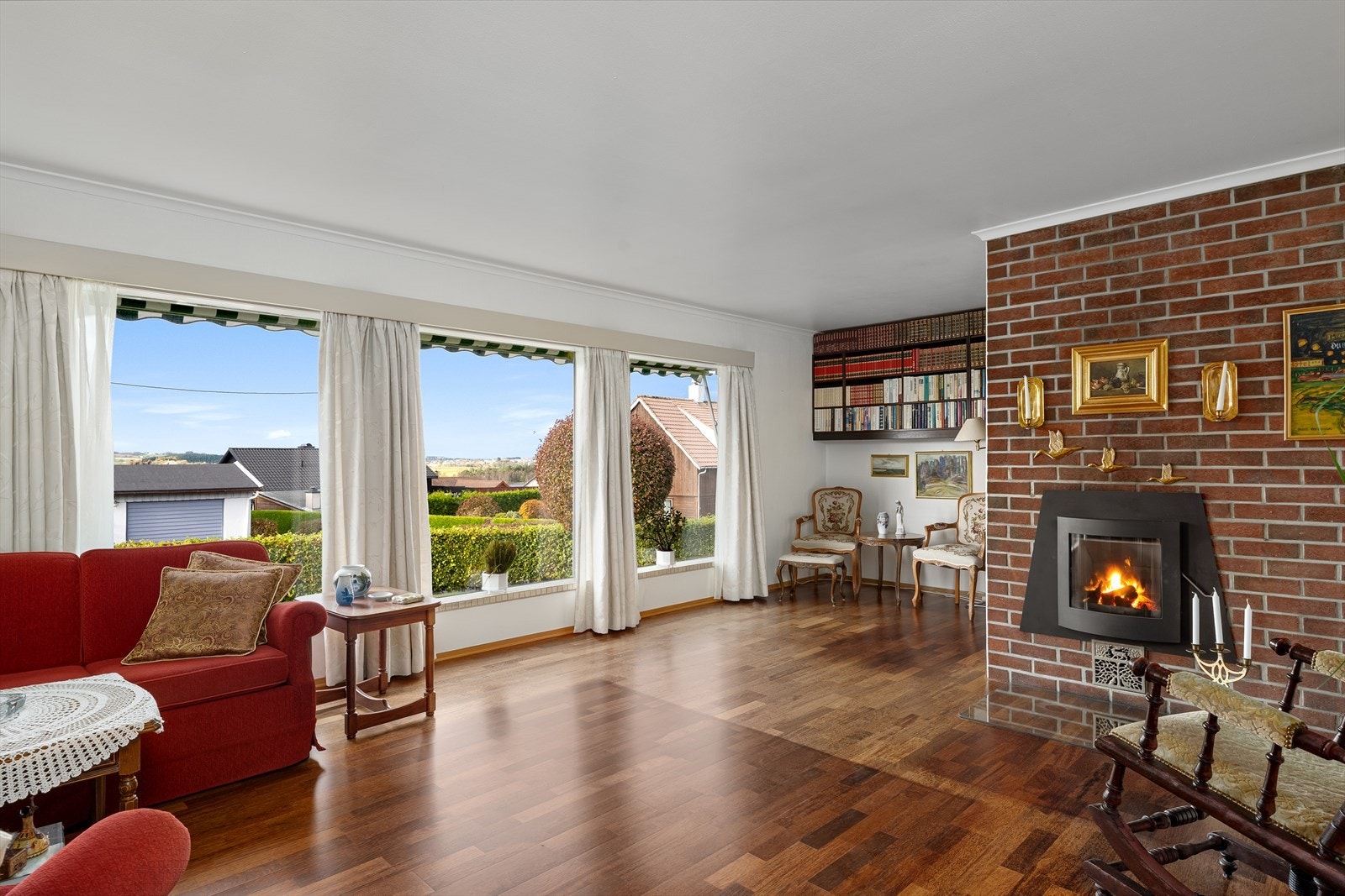 Første etasje har en gang, 3 soverom, bad, stue og spisestue, kjøkken og bi-inngang. Galleribilde