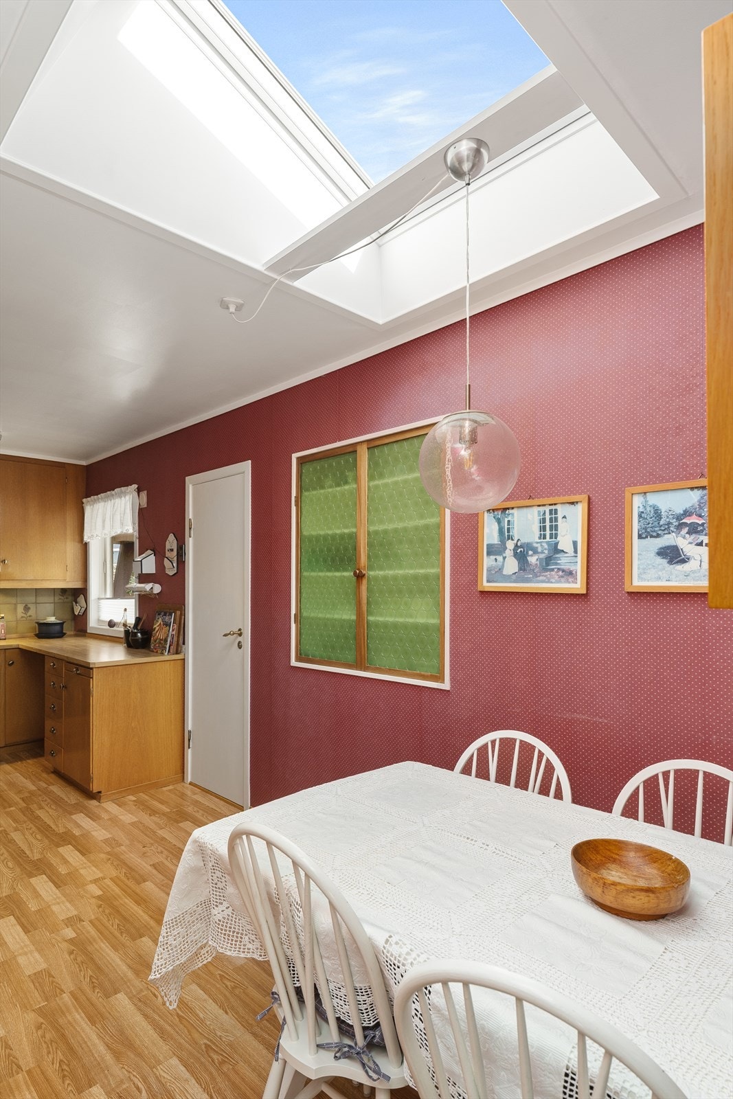 Praktisk kjøkken som har god plass til spisebord. Takvindu som slipper inn rikelig med naturlig lys. Galleribilde