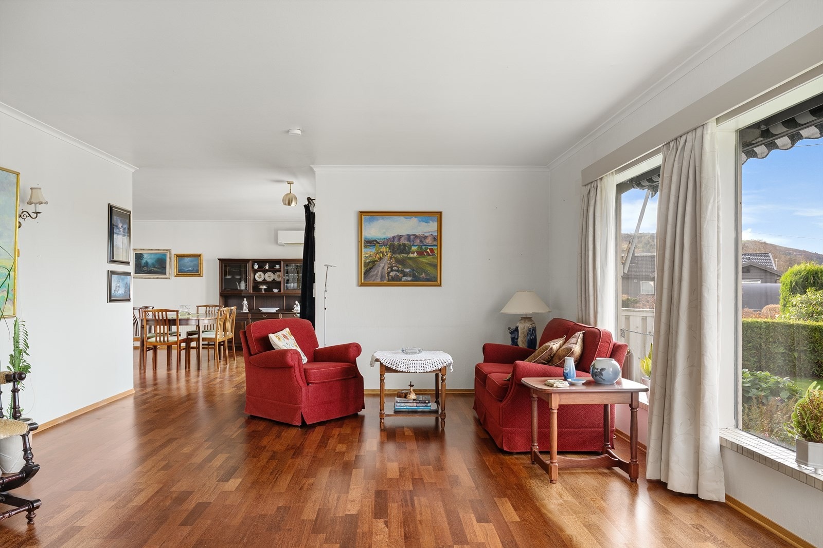 Stue med store vinduer som gir rikelig med naturlig lys. Galleribilde