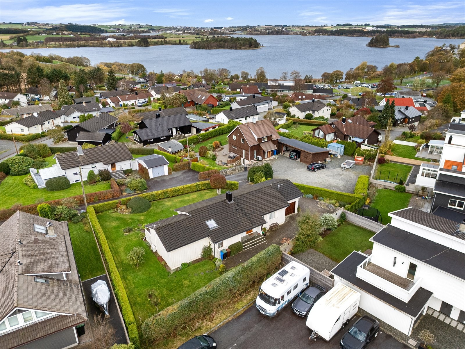 Boligen er over to plan. Garasje og en flott tomt på 882 m². Galleribilde