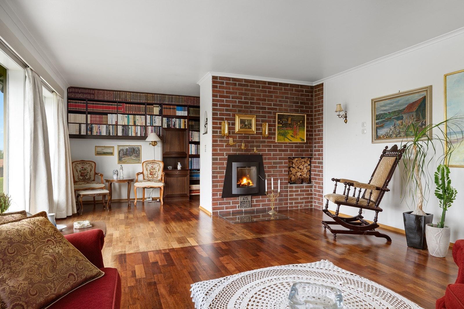 Flott vedovn samt varmepumpe. Galleribilde