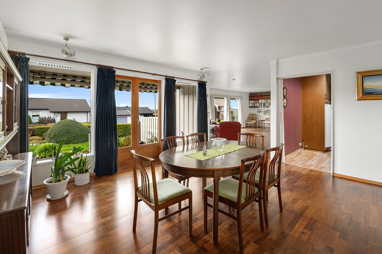 Romslig stue som er delt inn i to soner, samtidig som den har en åpen løsning. Galleribilde