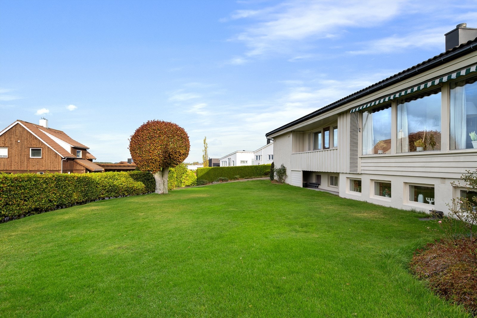 Her er det rikelig med plass til å nyte fine sommerdager. Perfekt for barnelek og ballspill. Galleribilde