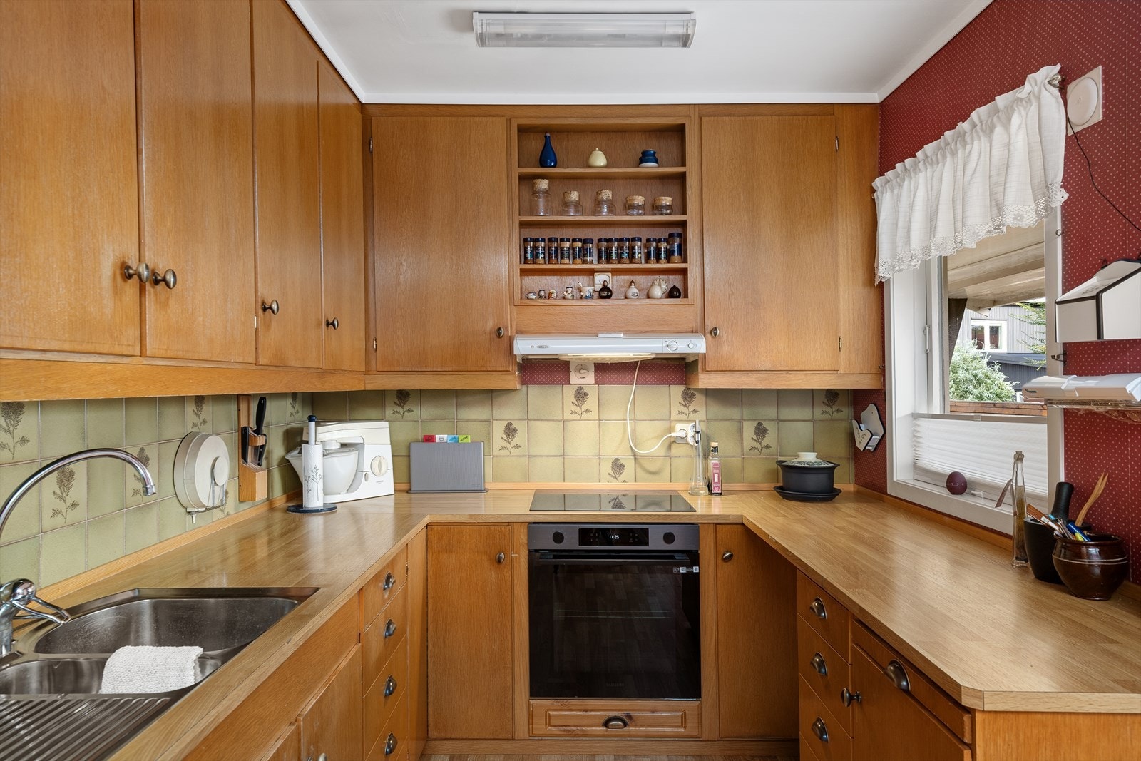 Kjøkken har god skap- og benkeplass. Galleribilde