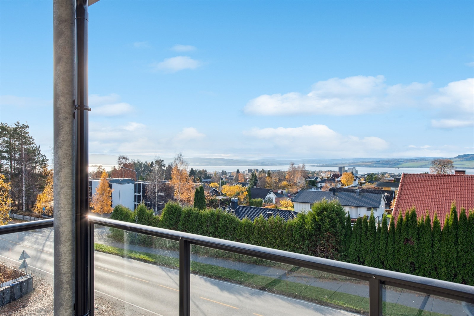 Fra leiligheten har man en åpen utsikt over nærområdet og mot Mjøsa. Her ser man Ottestad, Skreia, Helgøya, Nessundet, Furnesfjorden og opp til Furuberget. Galleribilde