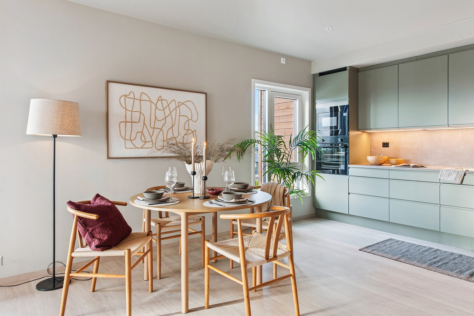 Det er god plass til en spisegruppe og langbord i den åpne løsningen mellom kjøkken og stue. Galleribilde