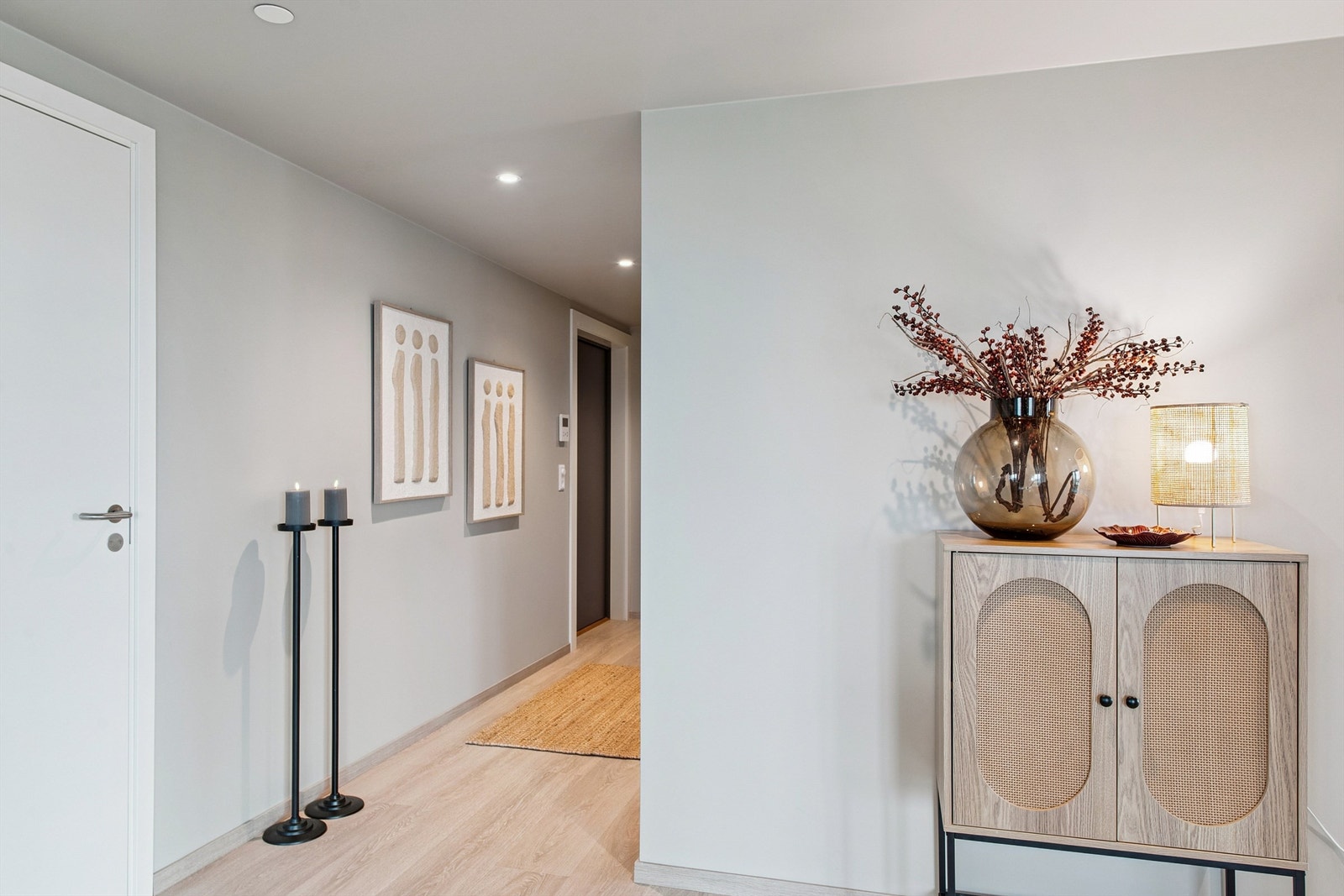 Fra entreen ledes du videre inn i leilighetens sosiale sone. Gjestebadet ligger i tilknytning til inngangspartiet. Innvendig bod til venstre har opplegg til vaskemaskin. Galleribilde