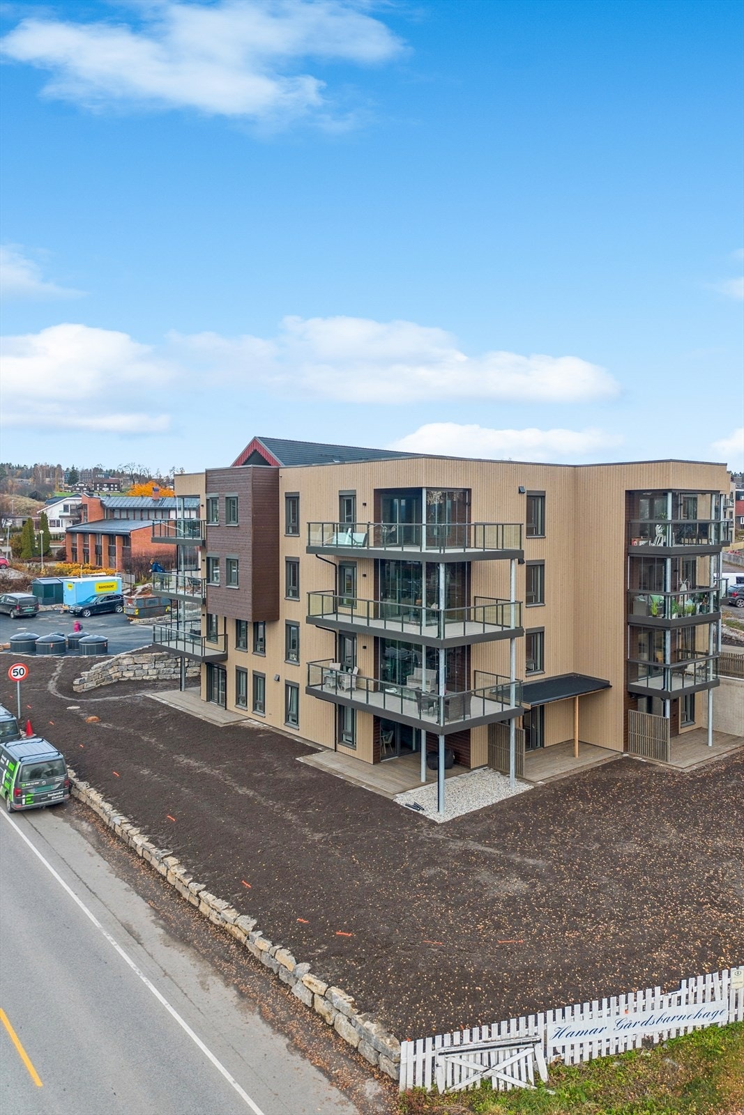 Det felles tunet mellom byggetrinnene er pent beplantet og blir et sosialt samlingspunkt for beboerne. Galleribilde