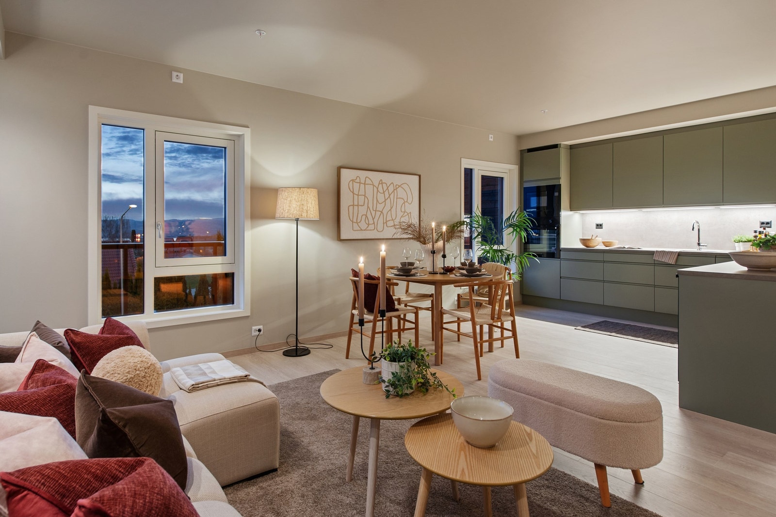 På kveldstid skaper den gjennomtenkte belysningen en behagelig stemning i rommet. Galleribilde