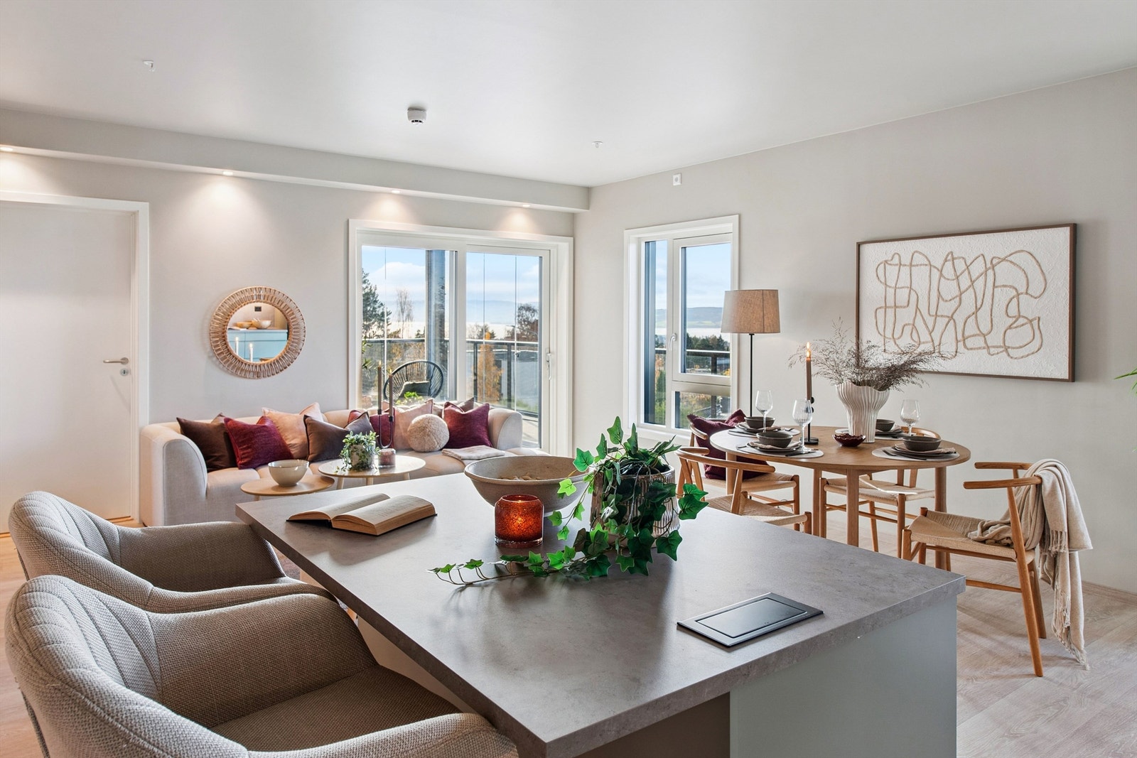 En sosial og åpen stue- og kjøkkenløsning hvor du kan nyte den flotte utsikten til Mjøsa og omkringliggende områder fra flere vinkler. Galleribilde