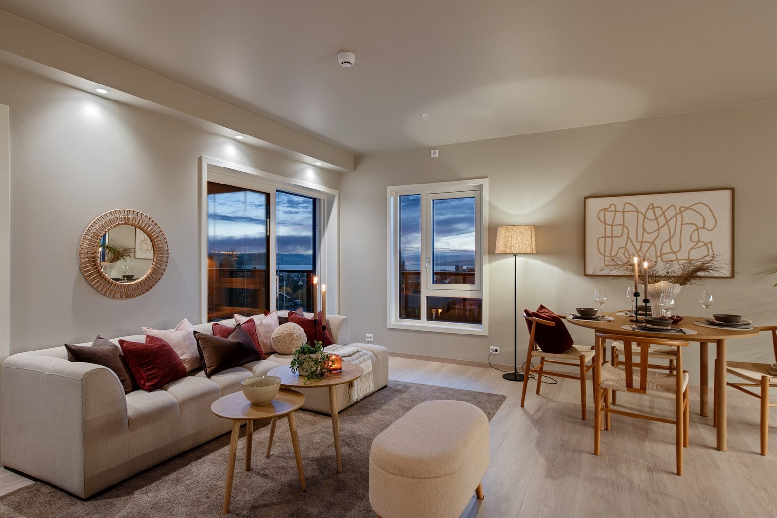 Stuen er romslig og lett å møblere, med store vindusflater som gir godt med innfall av dagslys og ikke minst den flotte utsikten. Galleribilde