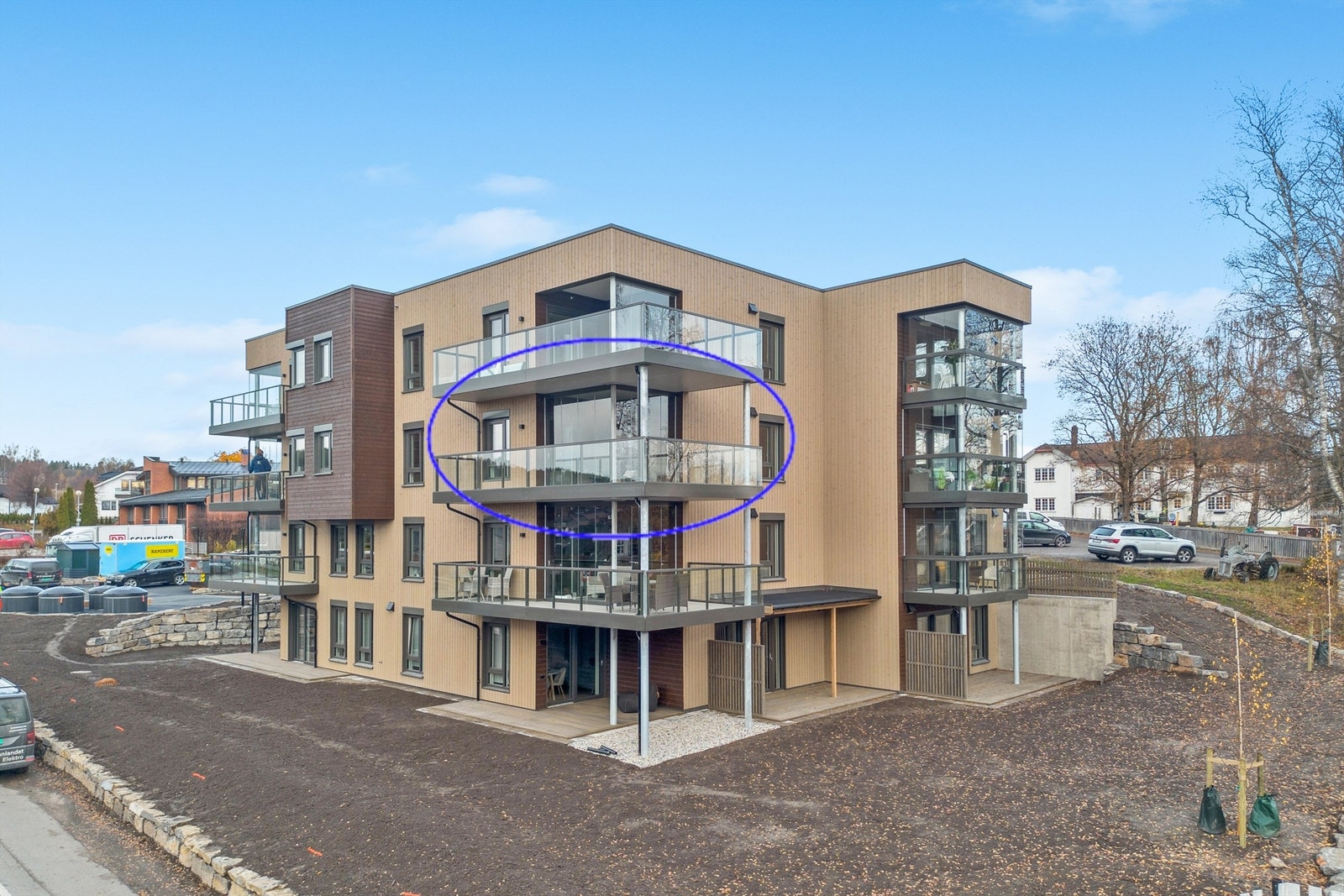 Bygget ligger luftig til i et etablert og attraktivt boligområde på Ajer, ca. 2,5 km fra Hamar bysentrum. Ajer Gard er meget pent opparbeidet utomhus. Plen vil bli sådd vår 2026. Galleribilde