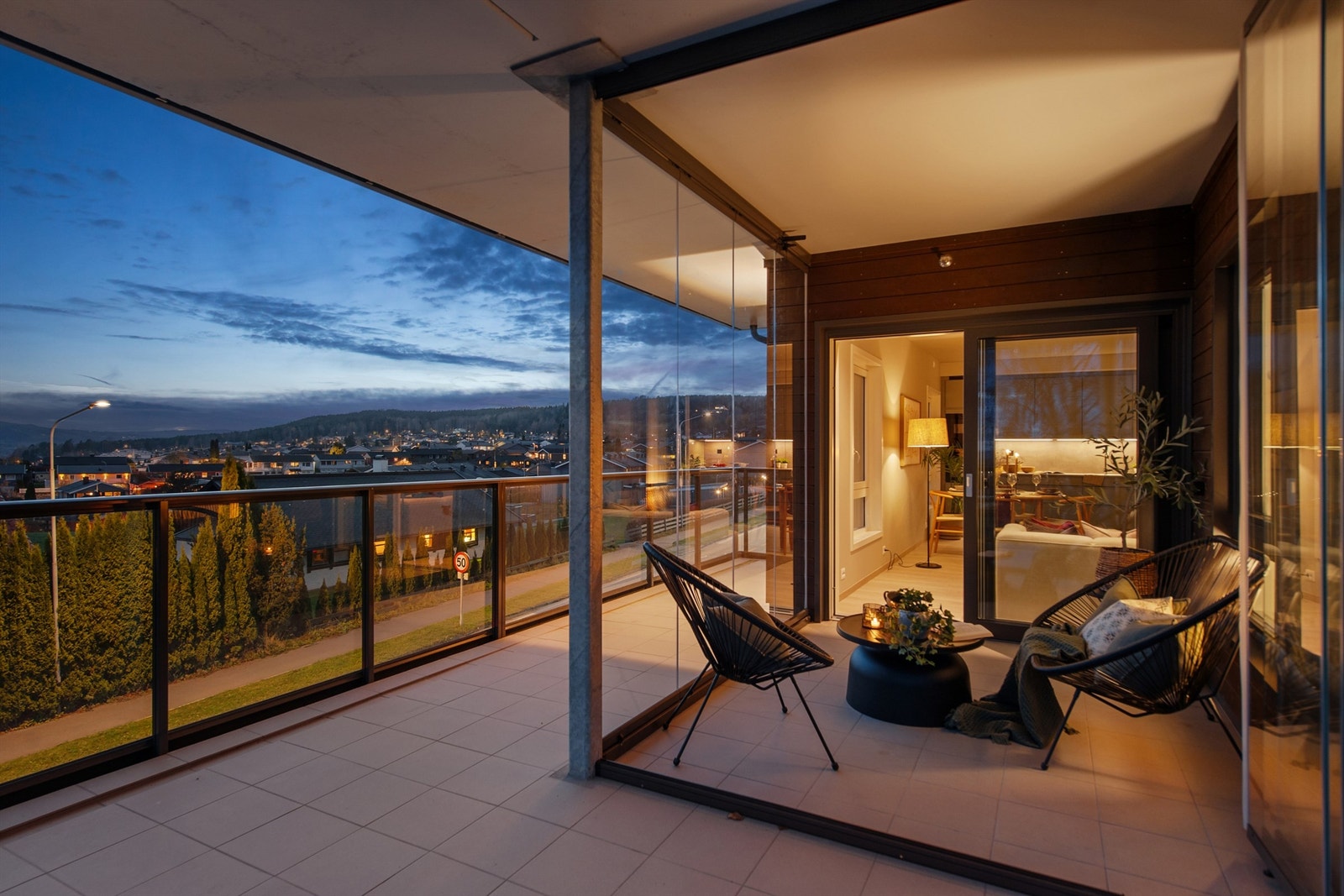 Fra stuen er det direkte utgang til den vestvendte balkongen med stor skyvedør. Her har man både en innglasset del og en åpen balkong. Galleribilde