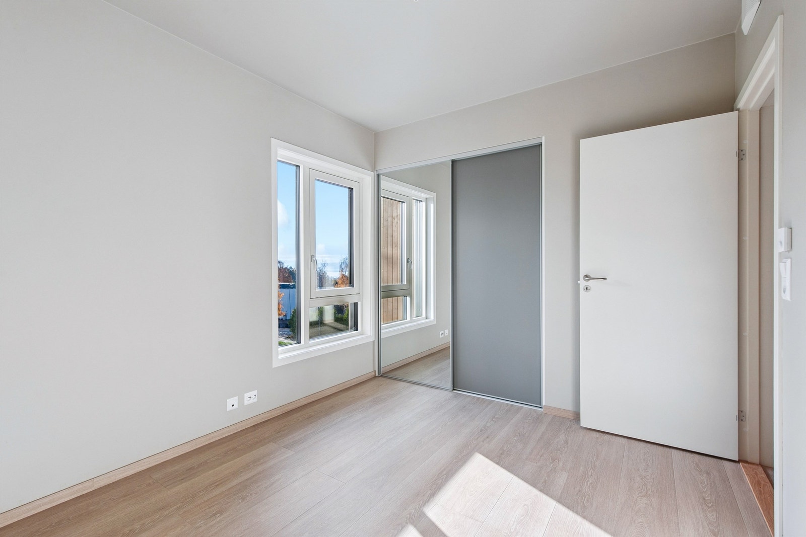 Hovedsoverommet har god plass til dobbeltseng og er utstyrt med en skyvedørsgarderobe med heng og hyller. Galleribilde