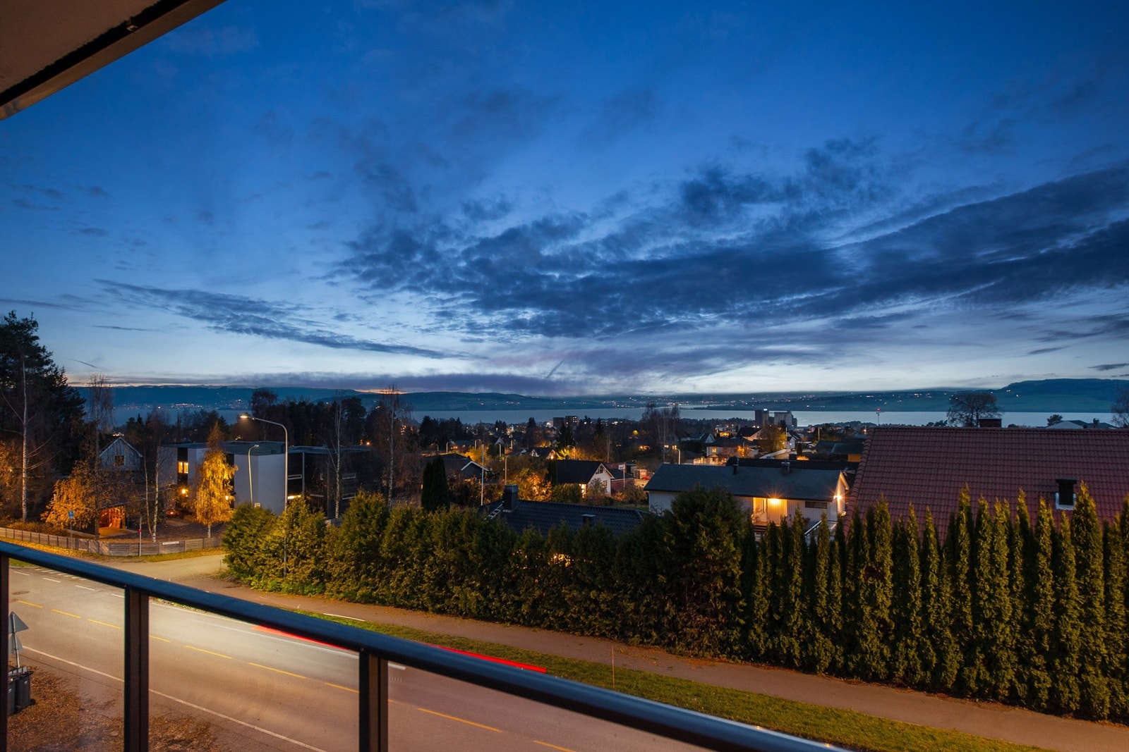 Området er fredelig, men likevel sentralt med gode bussforbindelser og kort sykkel-gangvei til Hamar sentrum. Galleribilde