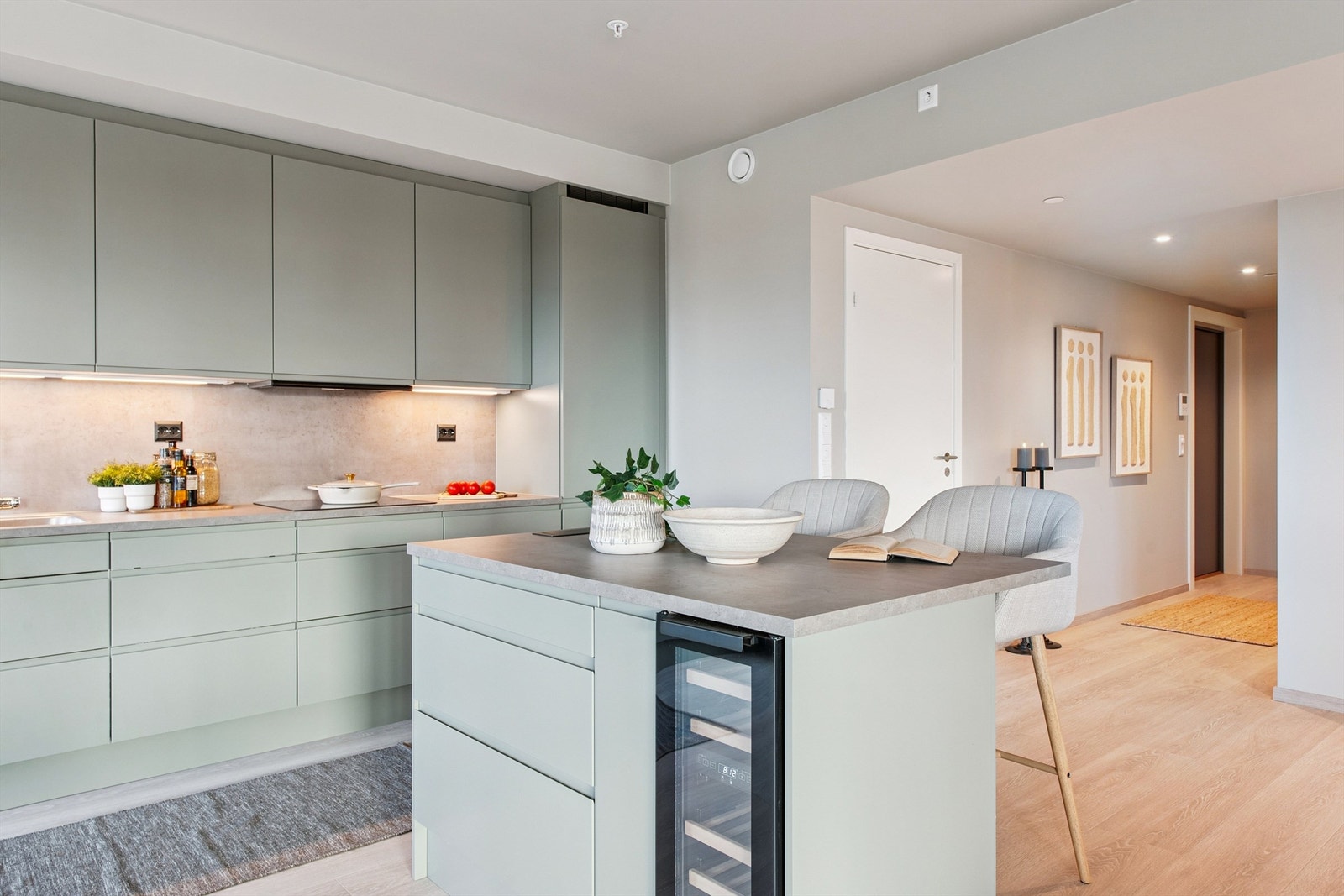 Kjøkkenøya gir ekstra benkeplass og en naturlig samlingsplass i rommet. Galleribilde