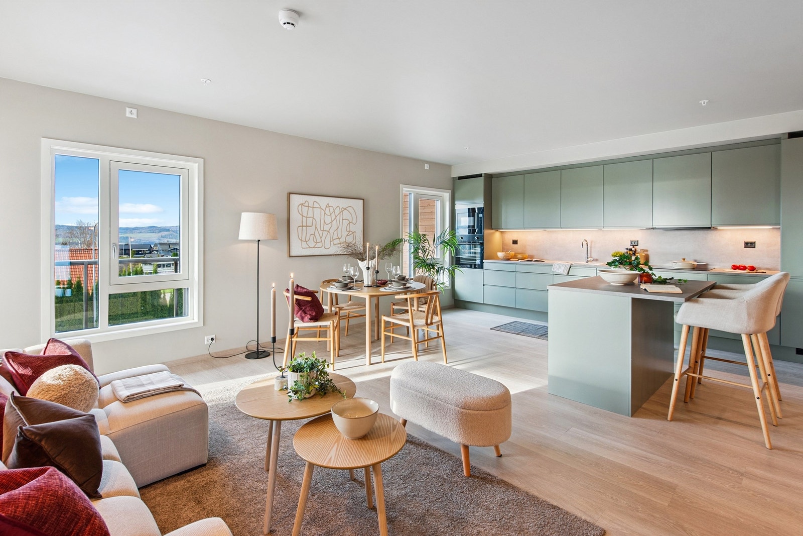 Velkommen til Aluvegen 93A. Nydelig leilighet som ligger på hjørnet med sjelden flott utsikt. Galleribilde