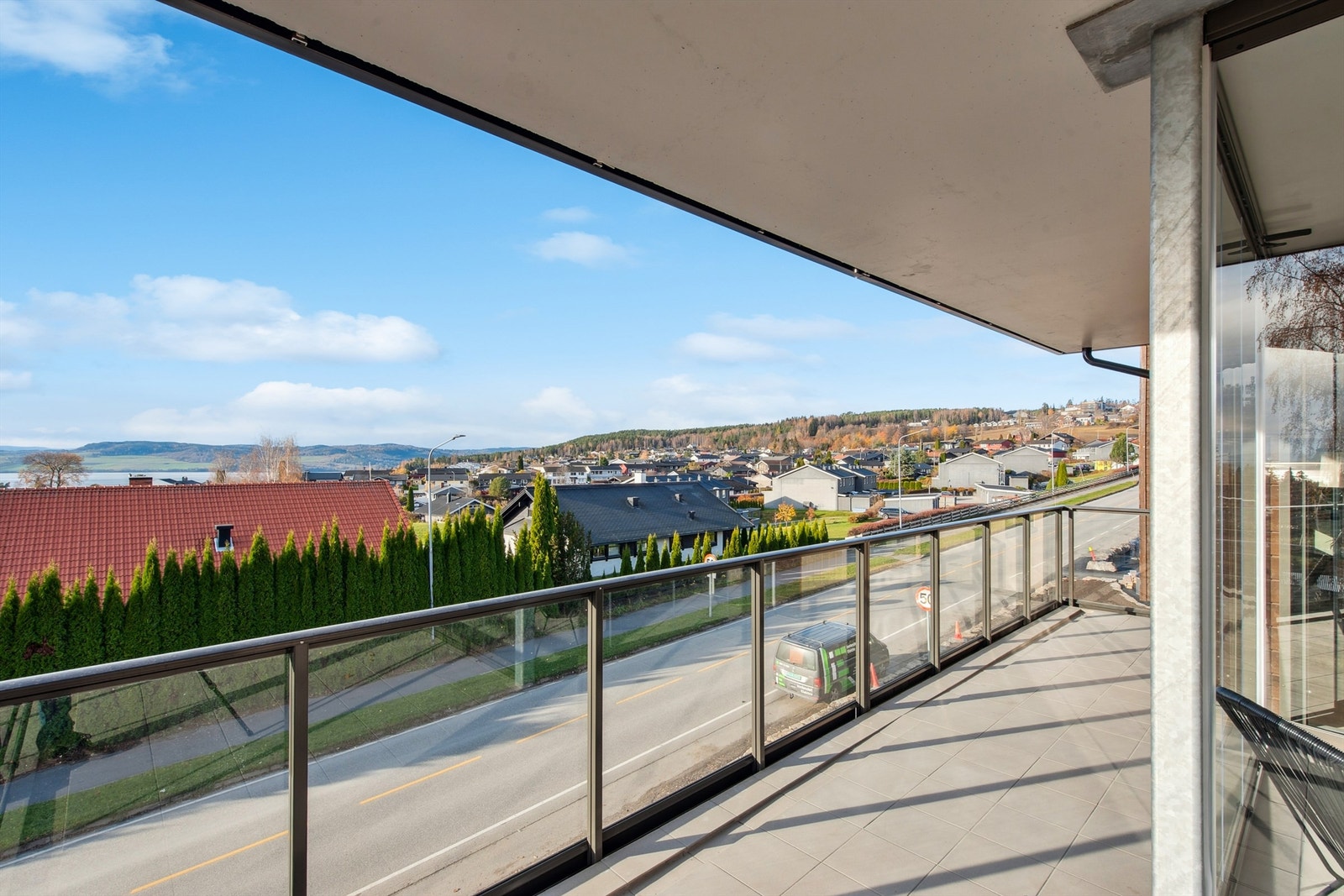 Her bor man med umiddelbar nærhet til flotte turområder som Furuberget, Klukhagan og Ankerskogen. En snørik vinter er det skiløyper like i nærheten. Galleribilde