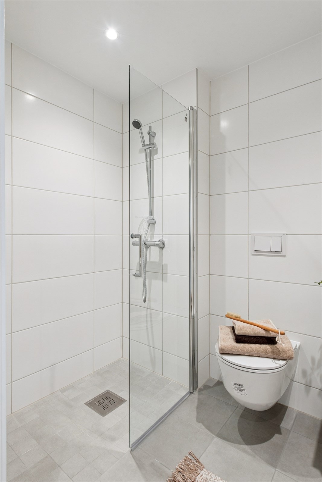 Gjestebadet er utstyrt med egen dusjnisje med glassvegg. Galleribilde