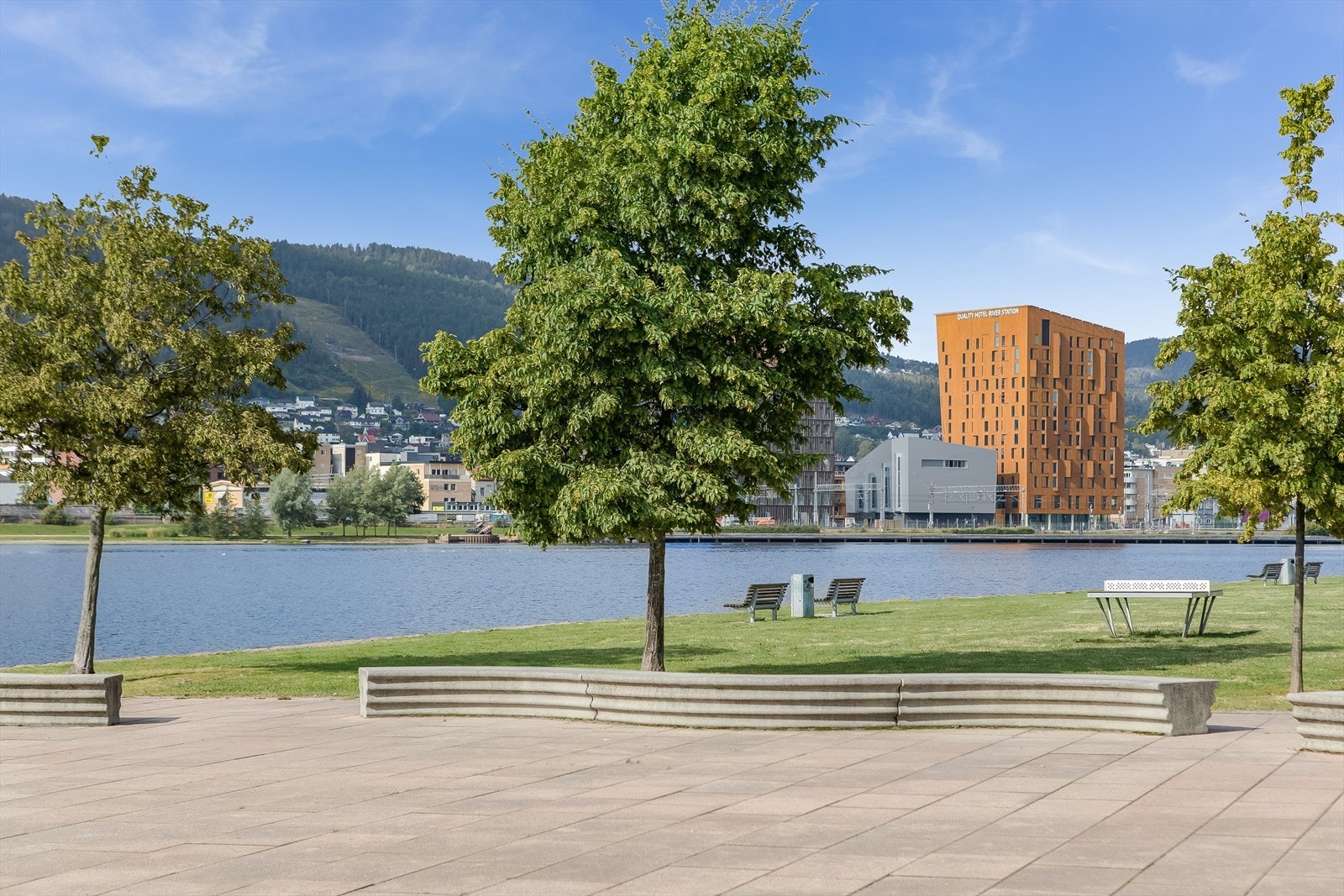 Umiddelbar nærhet til flotte tur og rekreasjonsmuligheter langs Drammenselva Galleribilde