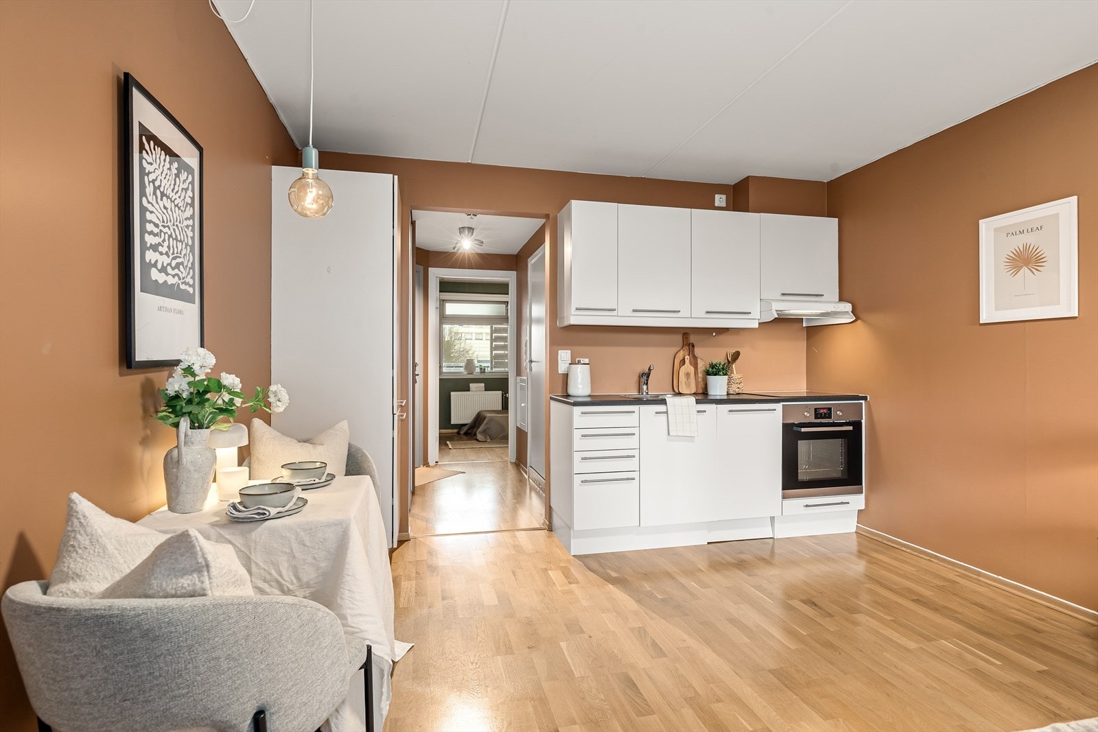 Det er plass for spisebord i tilknytning til kjøkkenet Galleribilde