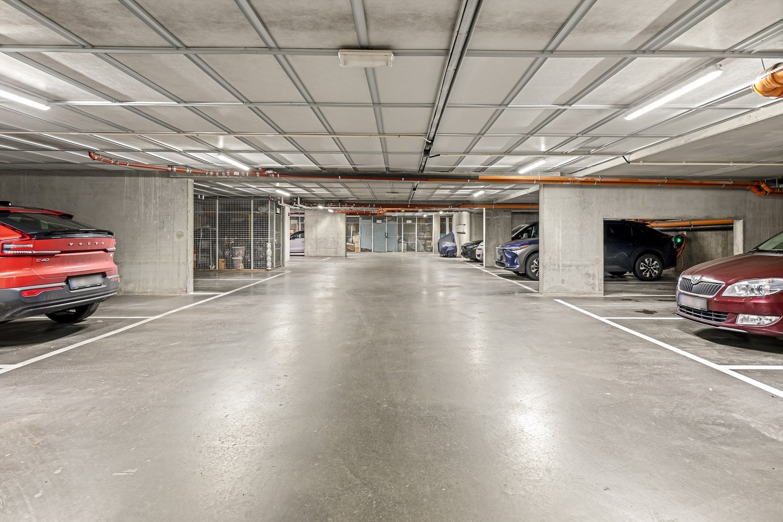 Leiligheten disponerer biloppstillingsplass i felles garasjeanlegg Galleribilde