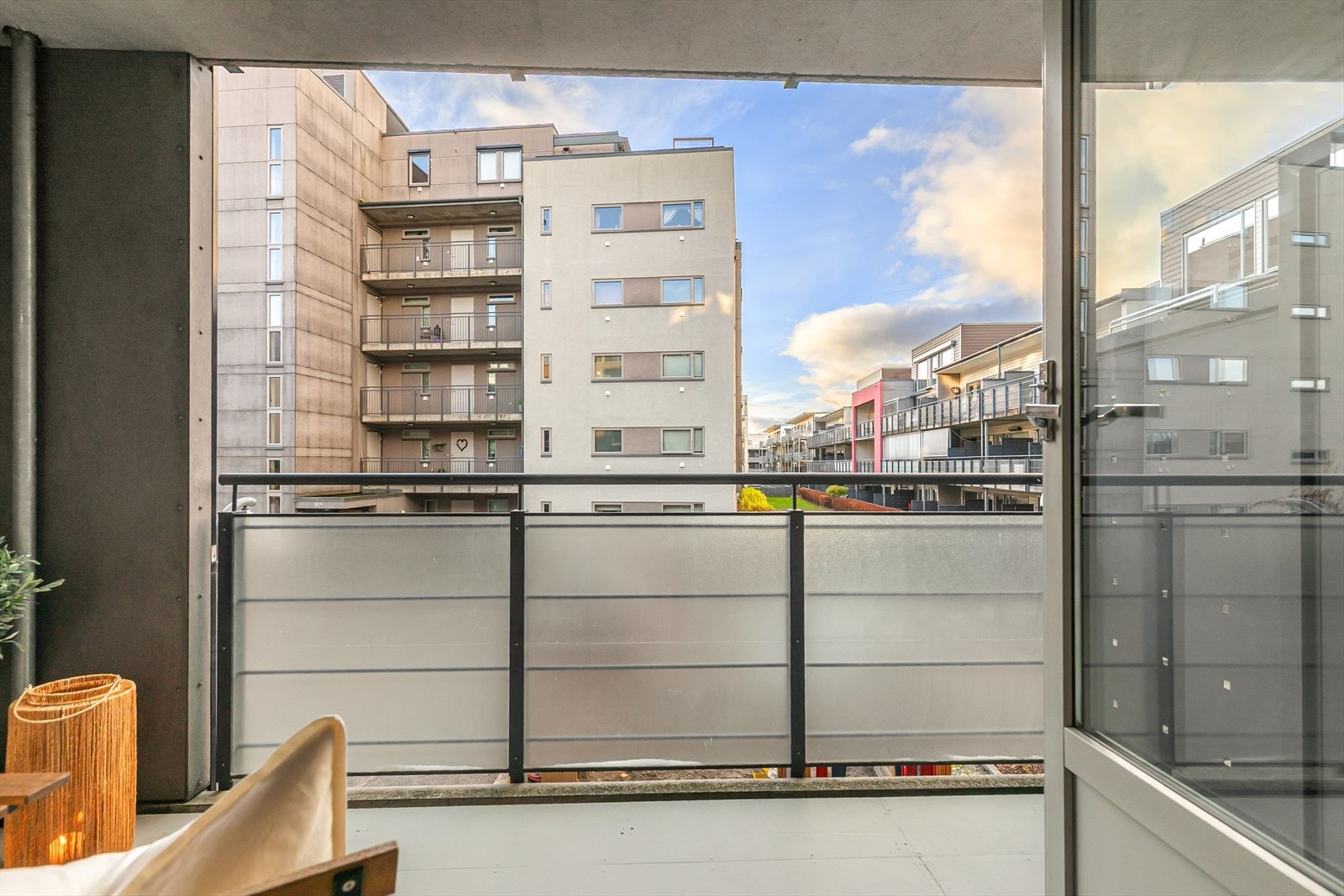 Her kan du nyte gode solforhold på balkongen midtsommers Galleribilde