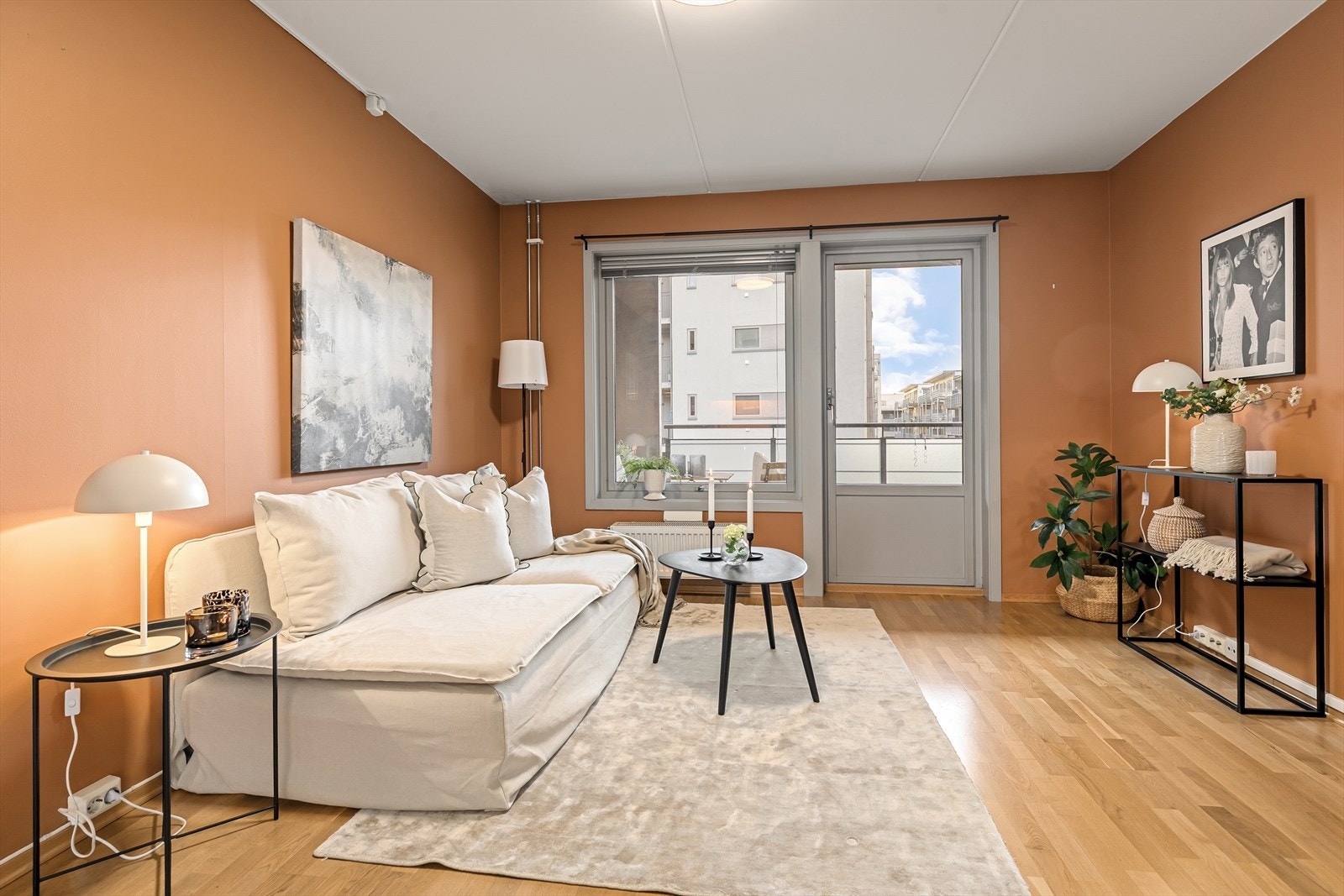 Flott stue med god plass til sofagruppe og tilhørende tv-møblement Galleribilde