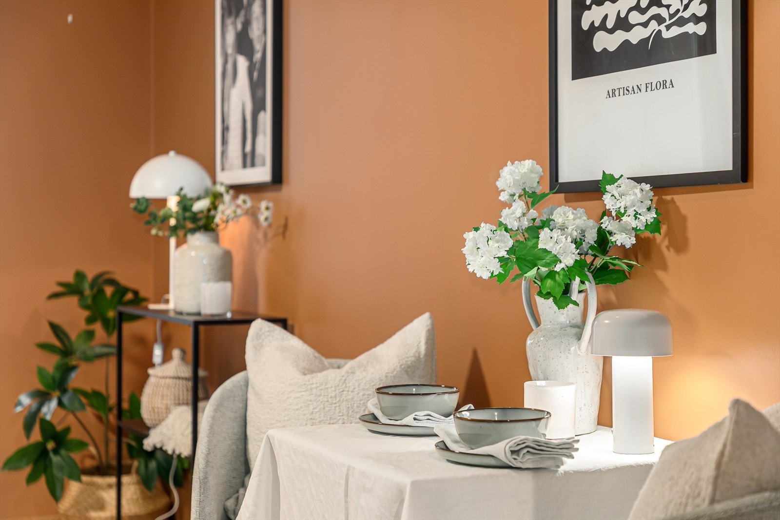 Stuen er malt i moderne fargetoner Galleribilde