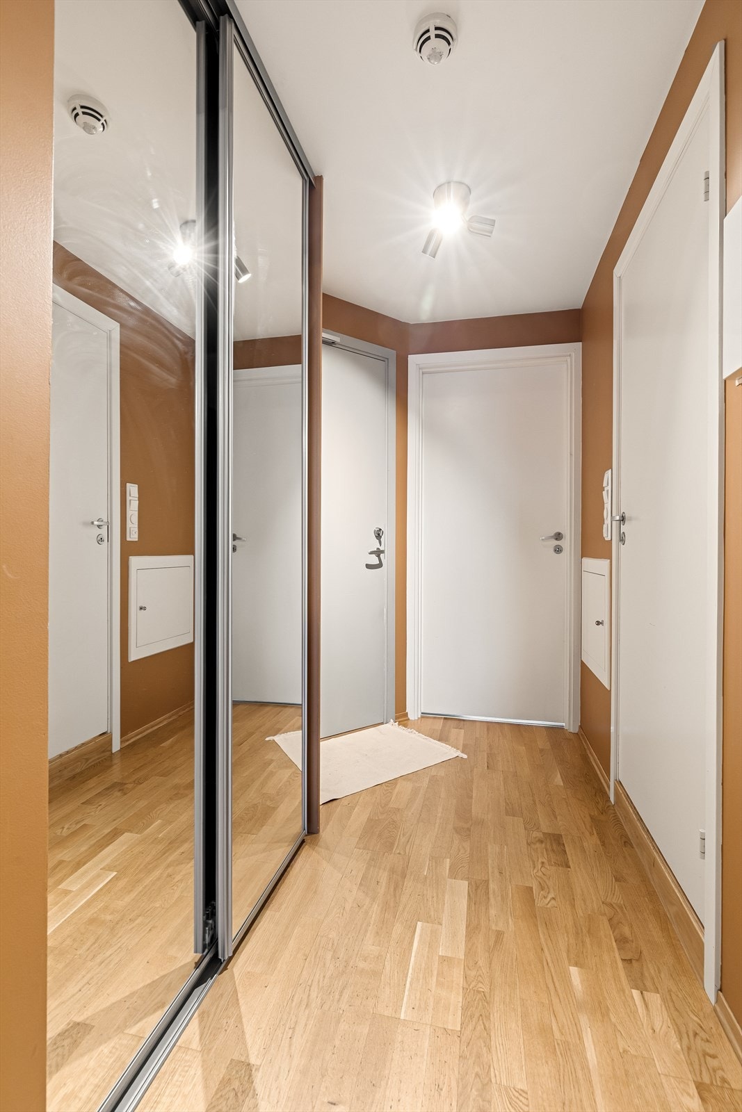 Skyvedørsgarderobe med speilfronter som gir god plass til oppbevaring Galleribilde