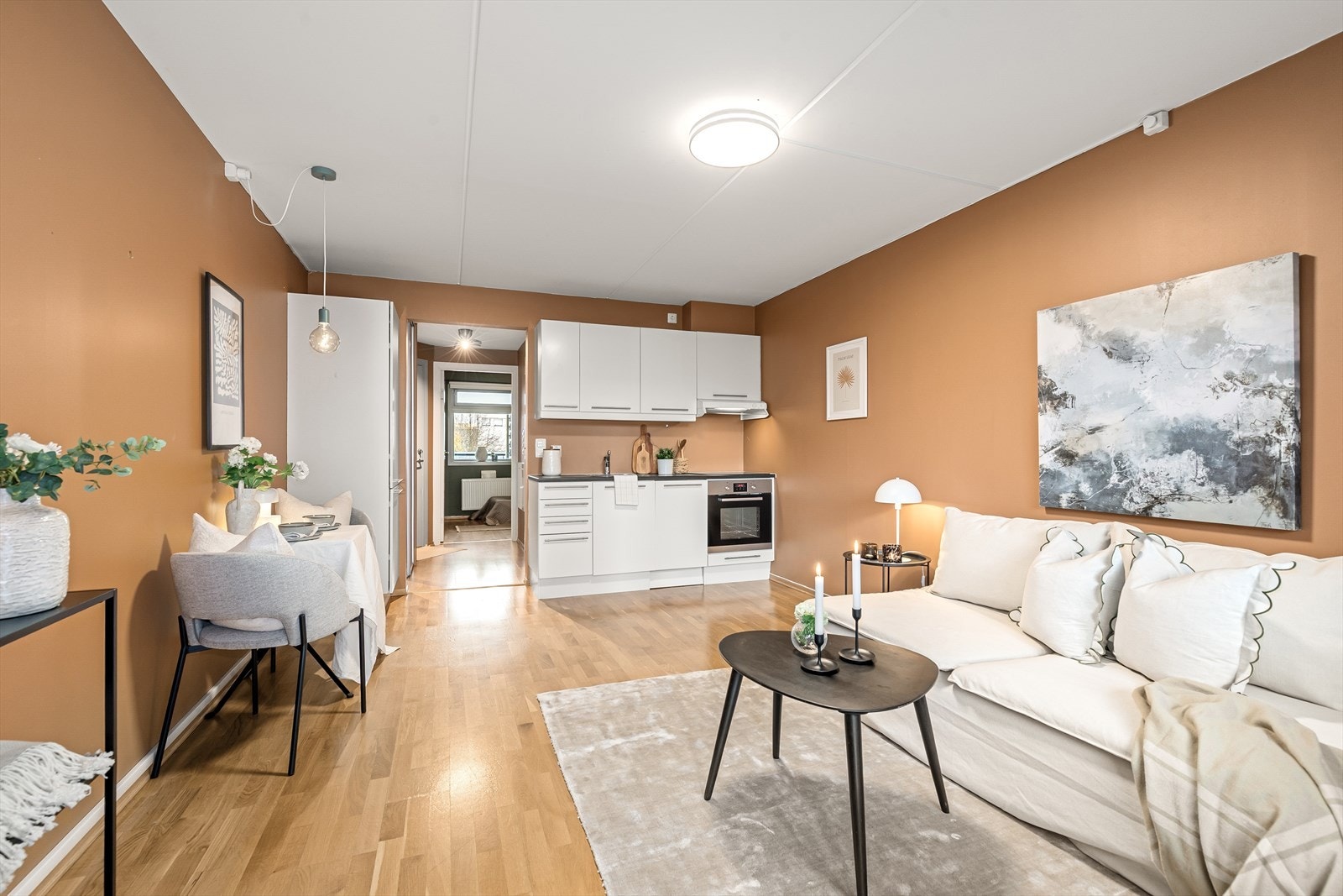 Kjøkken og stue er i åpen løsning, noe som gir en luftig og sosial planløsning Galleribilde