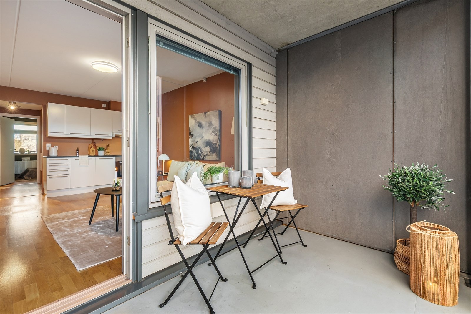 Adkomst til overbygd balkong på ca. 7 m2 fra stue Galleribilde