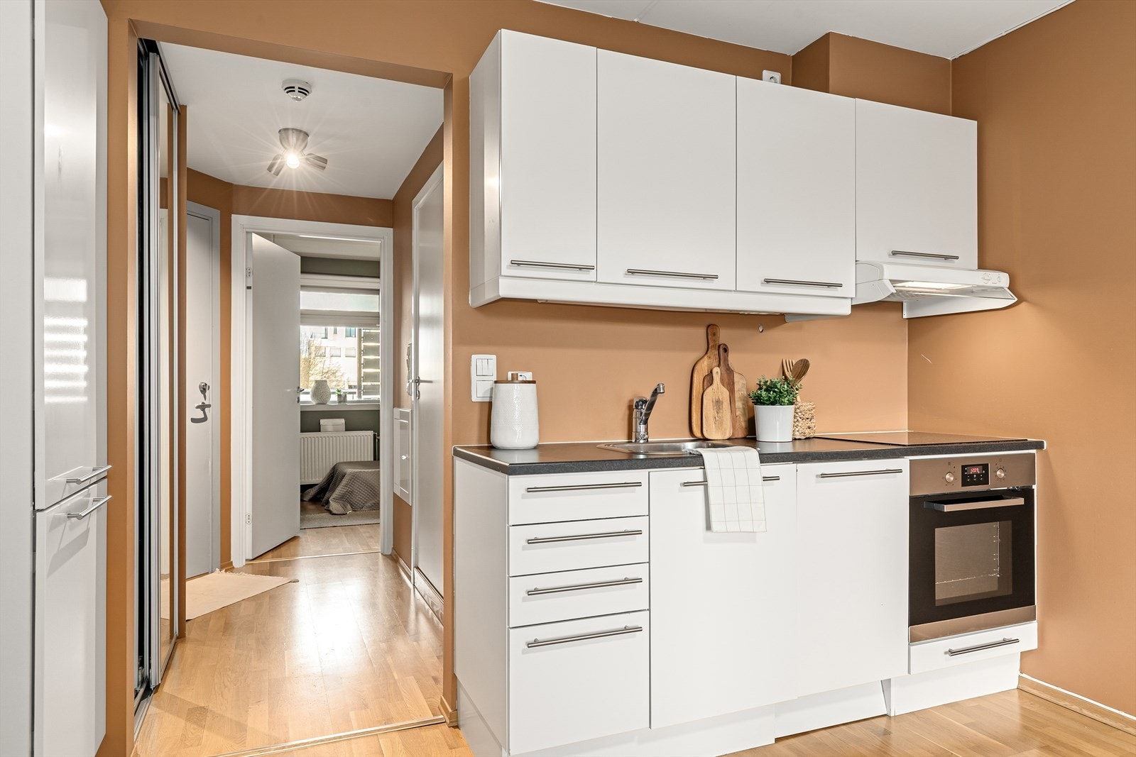 Pent kjøkken med integrerte hvitevarer Galleribilde