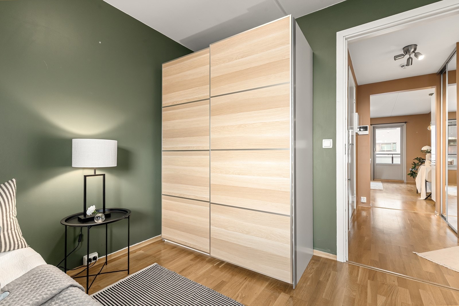 Plass til større klesskap med god klesoppbevaring Galleribilde