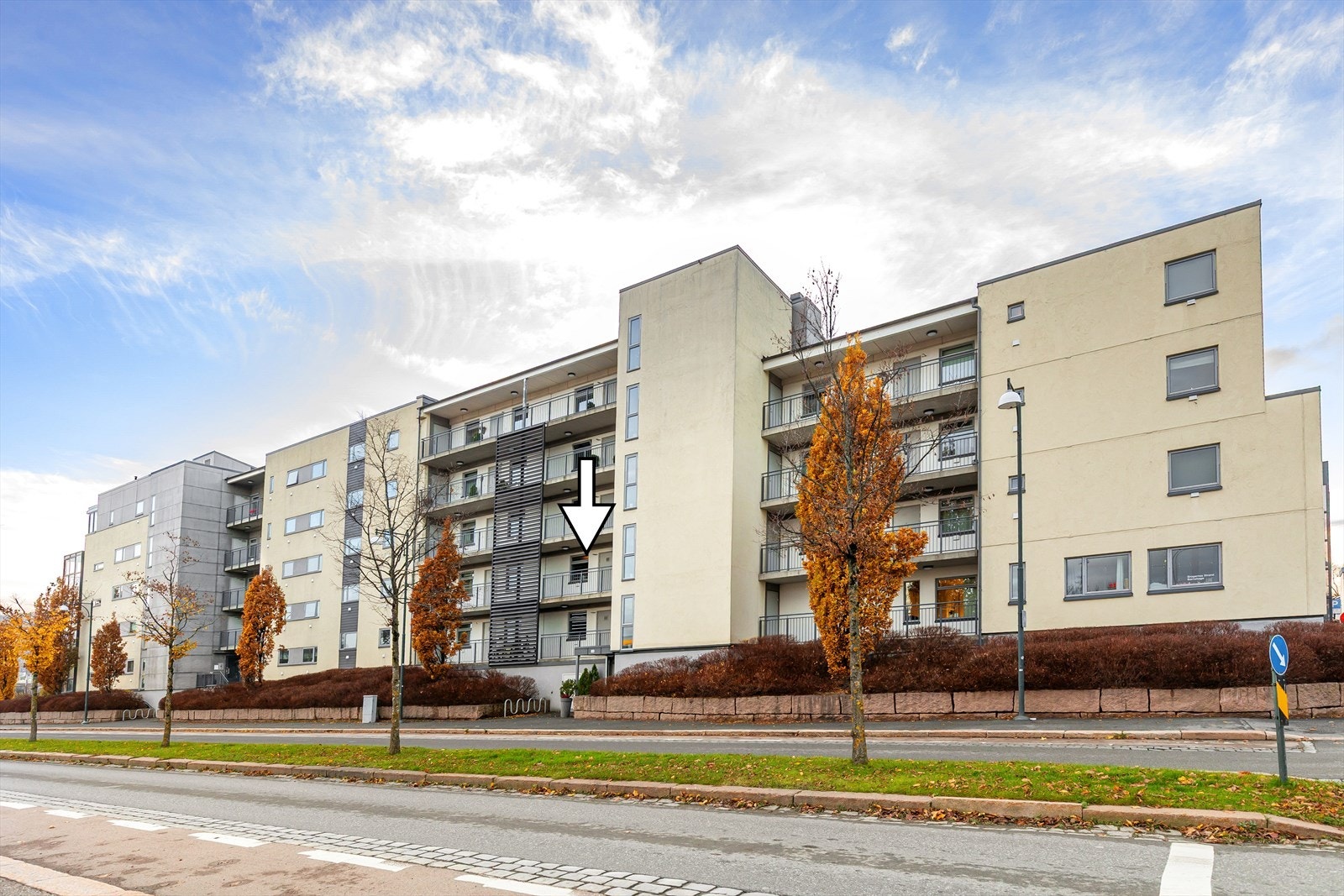 Leiligheten er beliggende i 2. etasje og enkel adkomst via heis Galleribilde