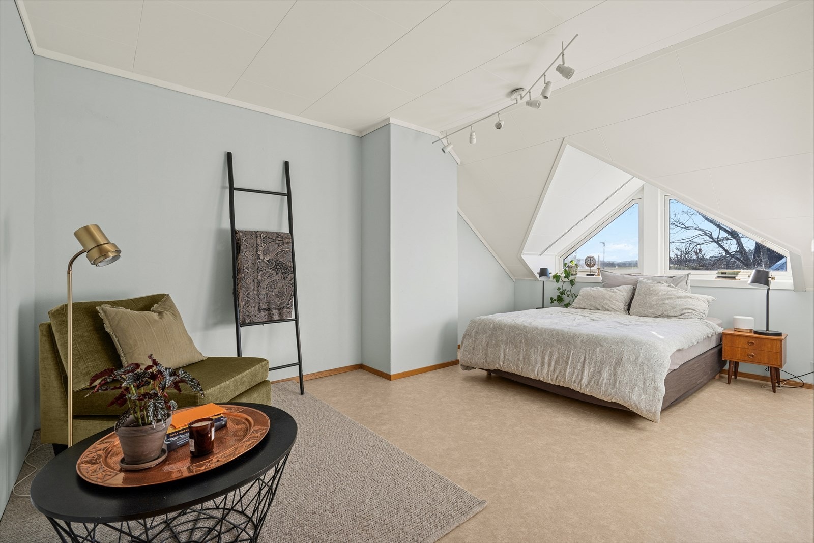 Stort hovedsoveværelse med tilhørende garderoberom Galleribilde