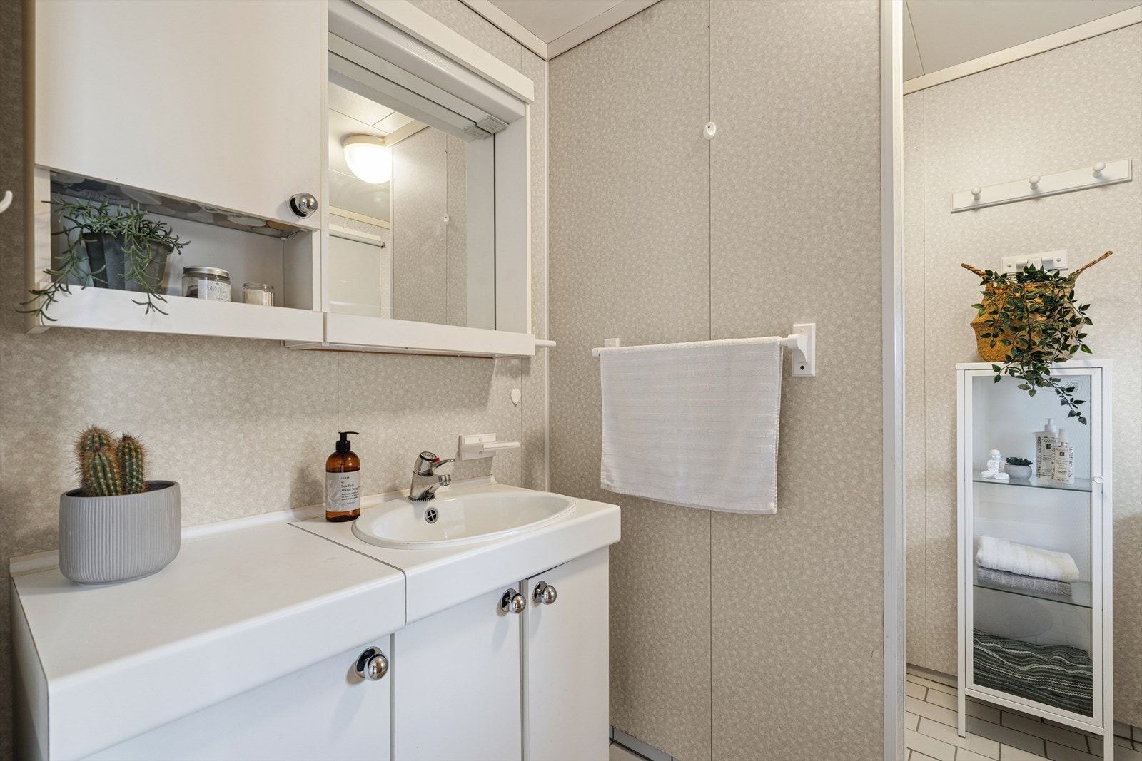 Badeværelset i hovedetasjen er utstyrt med dusjhjørne, servant og toalett Galleribilde