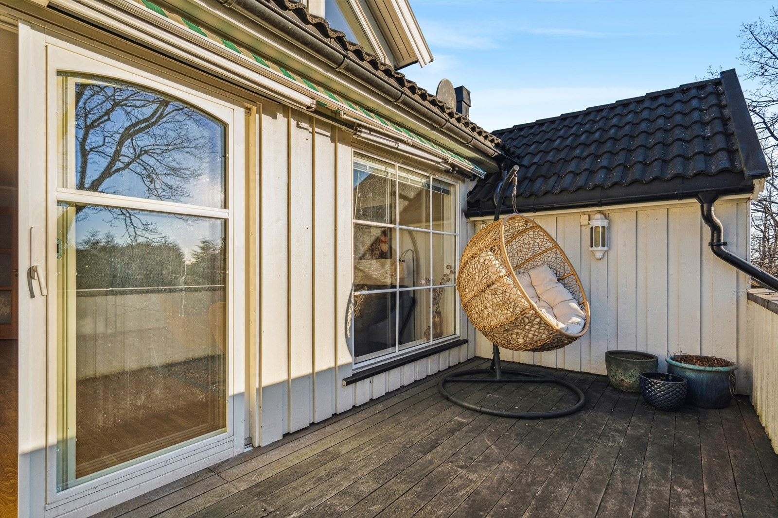 Terrassen er skjermet for innsyn og har gode solforhold Galleribilde