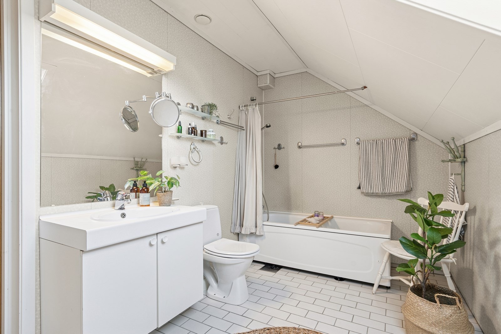 Leiligheten byr på to badeværelser - badet i 2.etasje er utstyrt med badekar Galleribilde