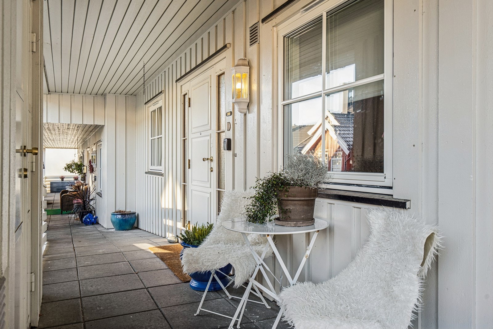 Man kan benytte trapp eller sameiets felles heis for å komme opp til den overbygde svalgangen Galleribilde