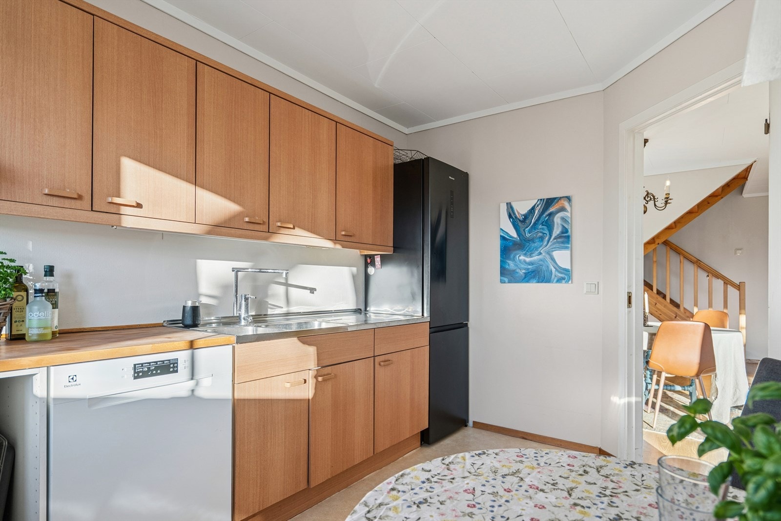 Kjøleskap, komfyr og oppvaskmaskin medfølger i handelen Galleribilde