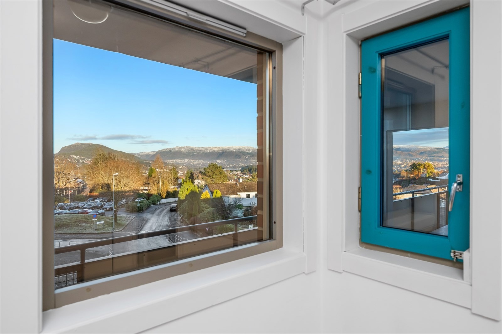 Flott utsikt fra vinduet på soverommet mot Ulriken og bergensfjellene. Galleribilde