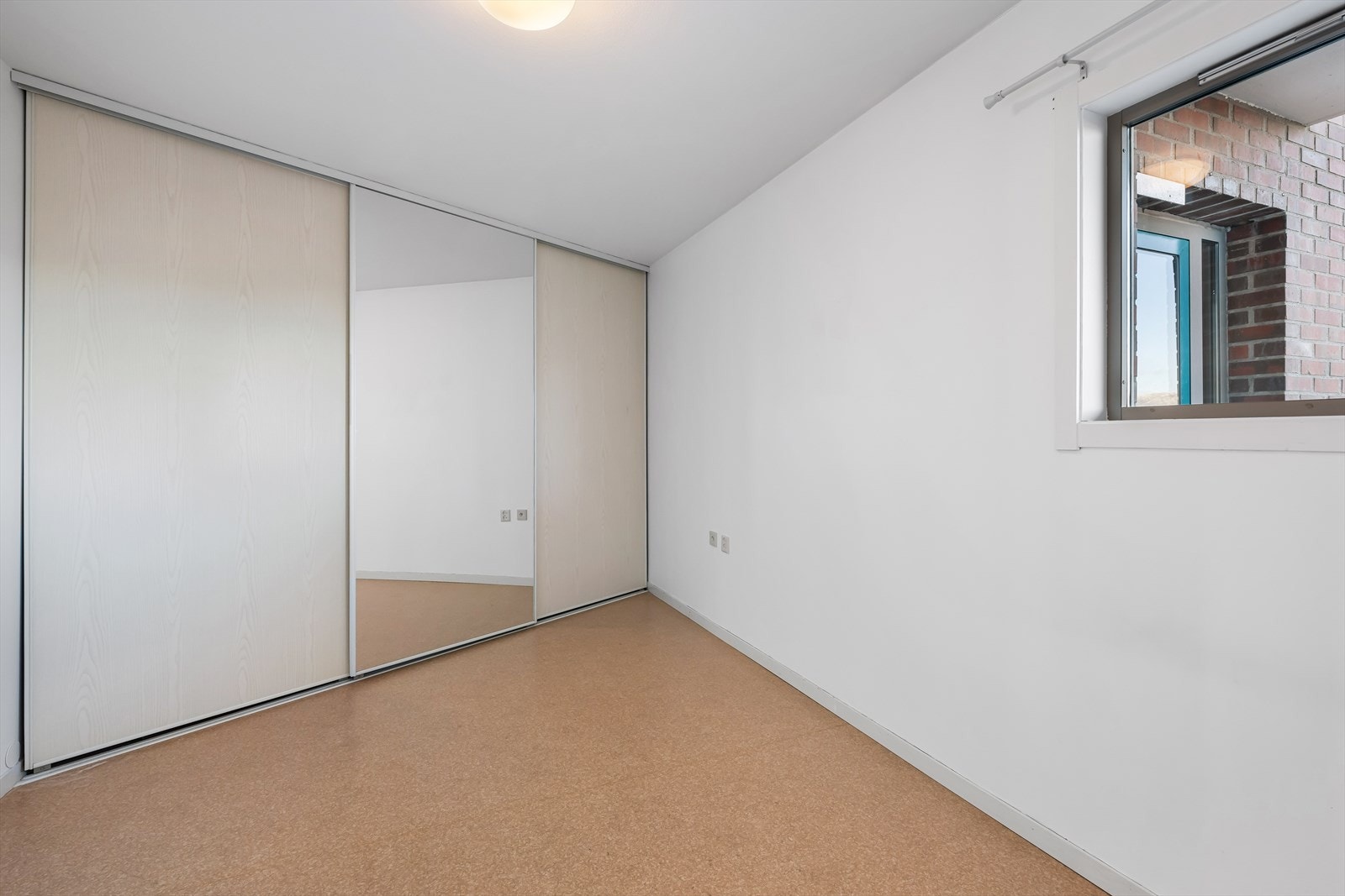 Stort hovedsoverom med stor skyvedørsgarderobe og skapplass. Galleribilde
