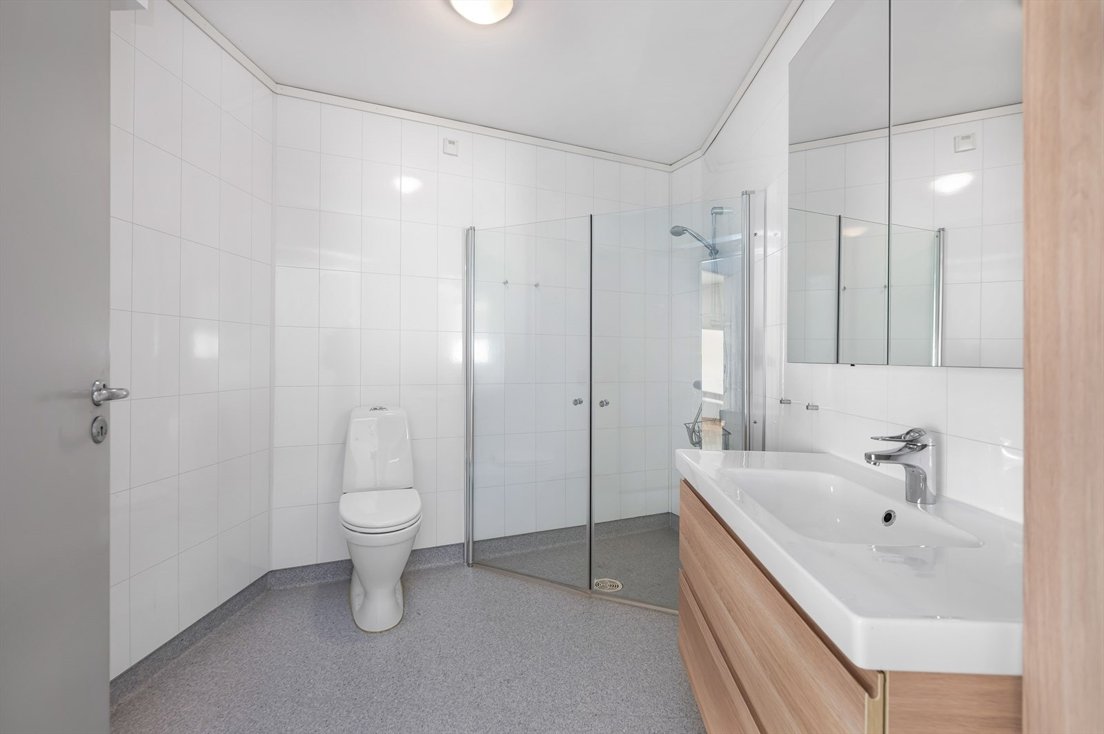 Badet ble oppgradert i 2017 med bla. ny vinyl, plater på vegger, innredning, dusj og wc. Galleribilde