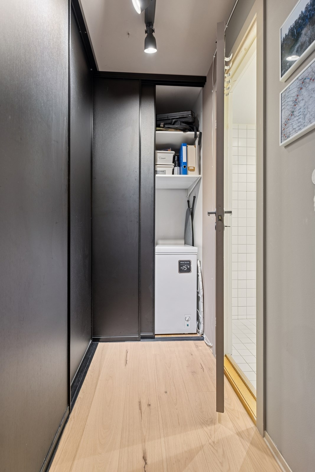 Innvendig bod med praktisk garderobeinnredning. Galleribilde