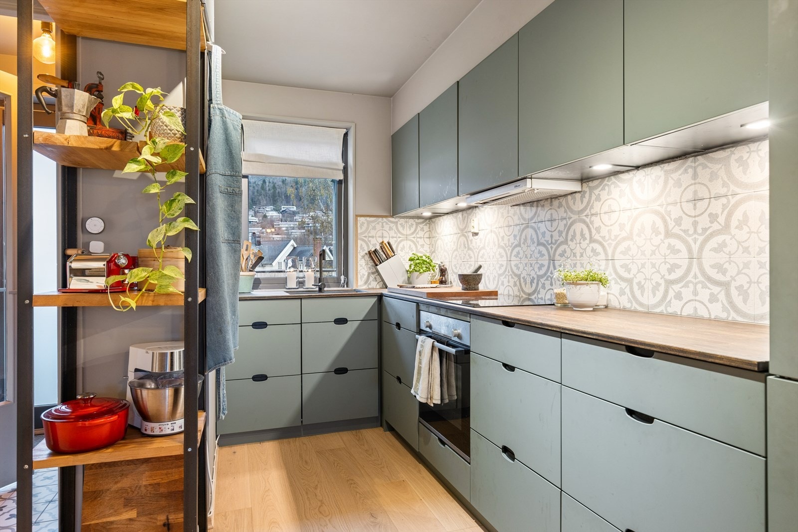 Moderne kjøkkeninnredning fra 2021 med integrerte hvitevarer. Galleribilde