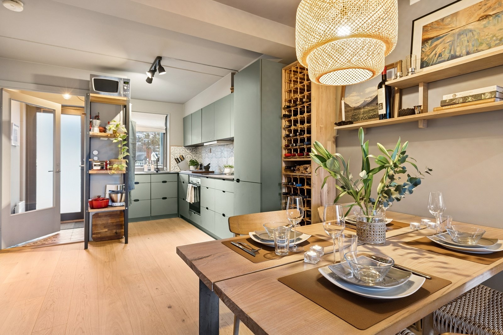 Hyggelig spiseplass i stue/kjøkken. Galleribilde