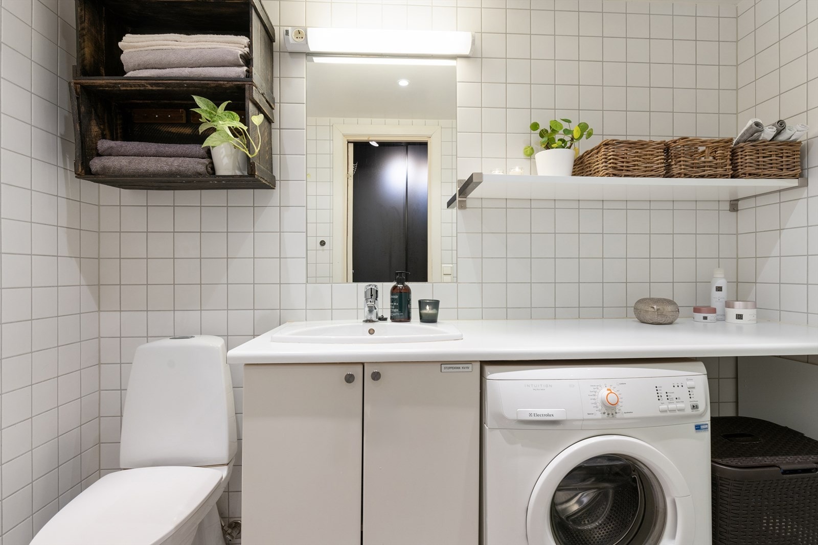 Pent, helfliset baderom med opplegg for vaskemaskin. Galleribilde