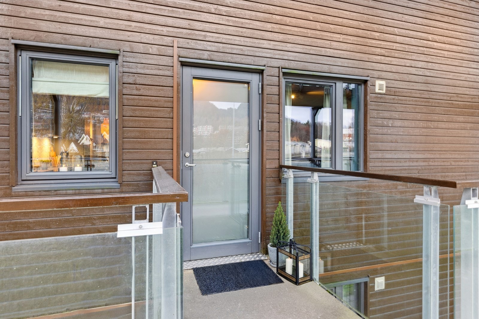 Leiligheten har adkomst via svalgang. Det er heis i bygget. Galleribilde