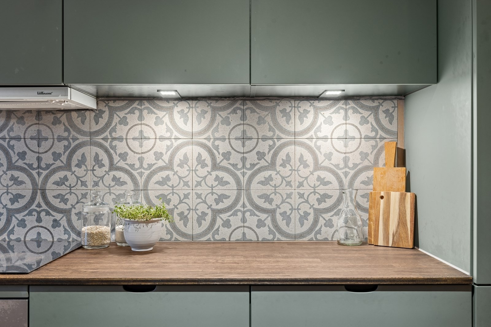 Kjøkkenet har fliser mellom benkeplate og overskap. Galleribilde